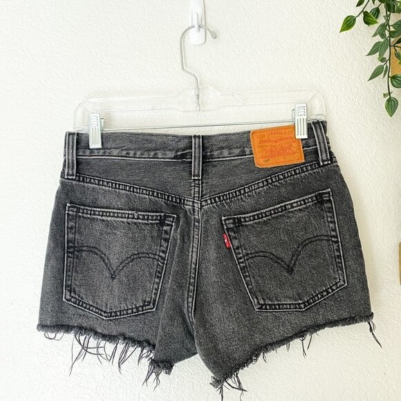 🦋 LEVIS Denim Jean Shorts Distressed Size 26 - Picture 2 of 3